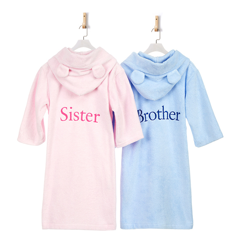 Cotton bathrobe na may burda na pangalan
